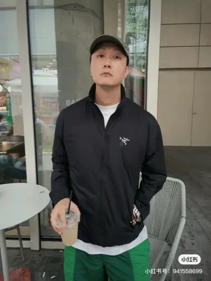 ARC'TERYX始祖鸟Nodin Jacket男款轻量男子皮肤衣极简设计 · 全能防护 · 轻量便携 防风透气:采用 20D TyonoTM 尼龙面料,经无PFC的DWR防泼水处理,平衡防风性与透气性,适合春夏户外多变天气. 可收纳风帽:隐藏式 StowHoodTM 风帽 可收纳至衣领中,立领设计防风防雨,单手调节拉链操作便捷. 轻量易携:仅重 155g(M码),可压缩至自身口袋中,打包后如矿泉水瓶大小,轻松放入背包.细节优化:修身剪裁搭配腋下插角布,活动自如; 双侧拉链口袋,下摆抽绳调节防风; ◦ 弹力袖口贴合手腕,强化耐用性. • 适用场景:徒步、旅行、露营、城市通勤,应对短时降雨和紫外线防护. 男款尺码表(M-2XL) 颜色:深蓝色,黑色 胸围(cm) 腰围(cm) 臀围(cm) 袖长(cm) 推荐体重 M 94 78 102 81 135左右 L 102 86 110 83 155左右 XL 112 96 120 86 175左右 2XL120 104 128 89 200左右